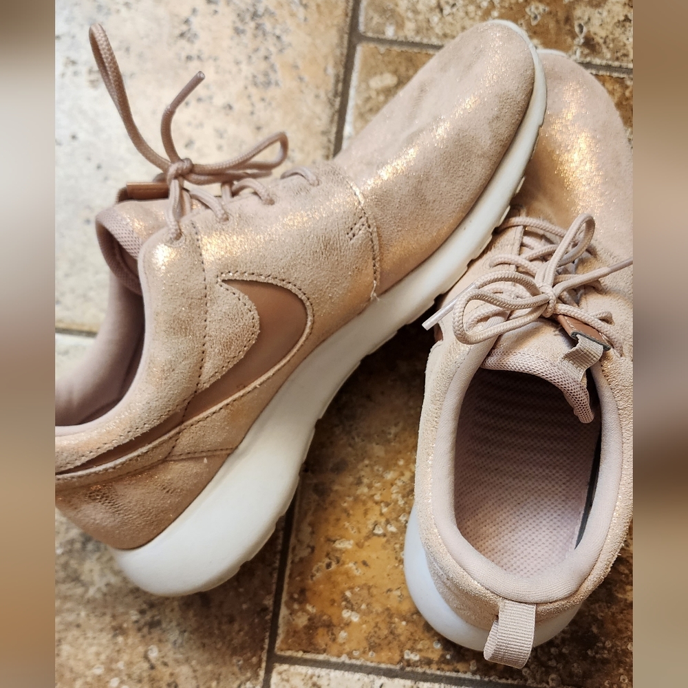 Nike Rose Gold Metallic Leather Sneakers 👟